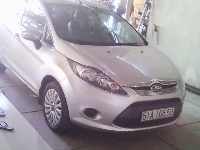 Cần bán Ford Fiesta đời 2011, màu bạc mới 95%, giá 300 triệu