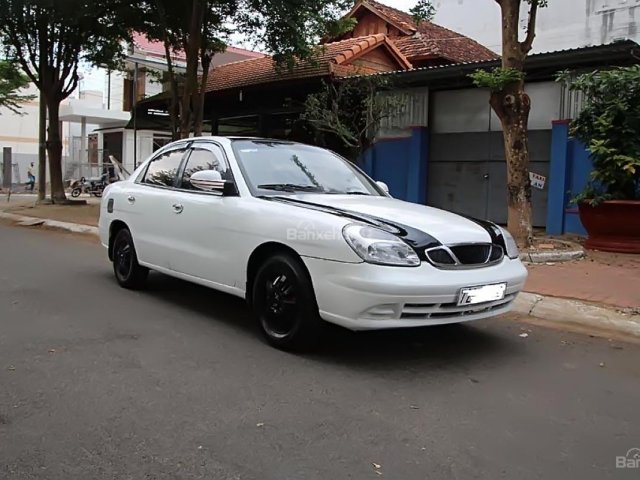 Cần bán gấp Daewoo Nubira II đời 2002, màu trắng 