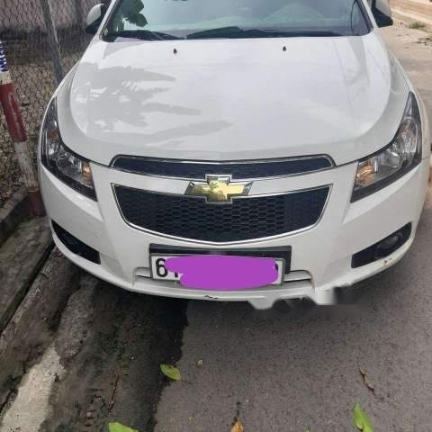 Cần bán xe Chevrolet Cruze LS sản xuất 2014, màu trắng, nhập khẩu nguyên chiếc xe gia đình, giá tốt