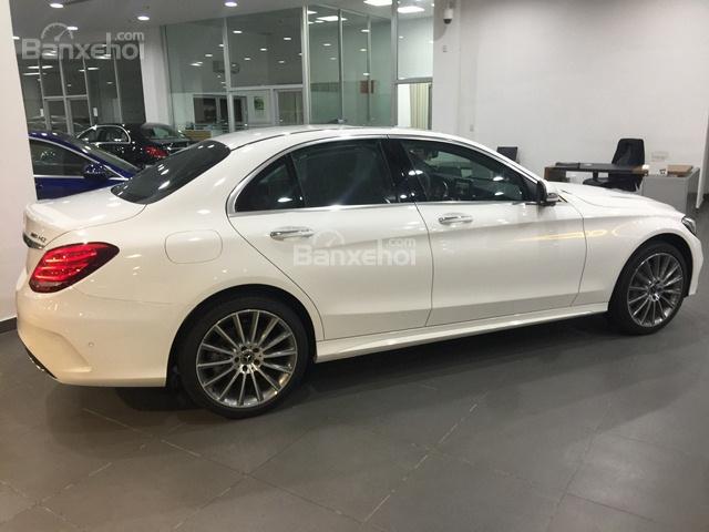 Bán xe Mercedes C300 AMG, phiên bản mới với nhiều ưu đãi cuối năm