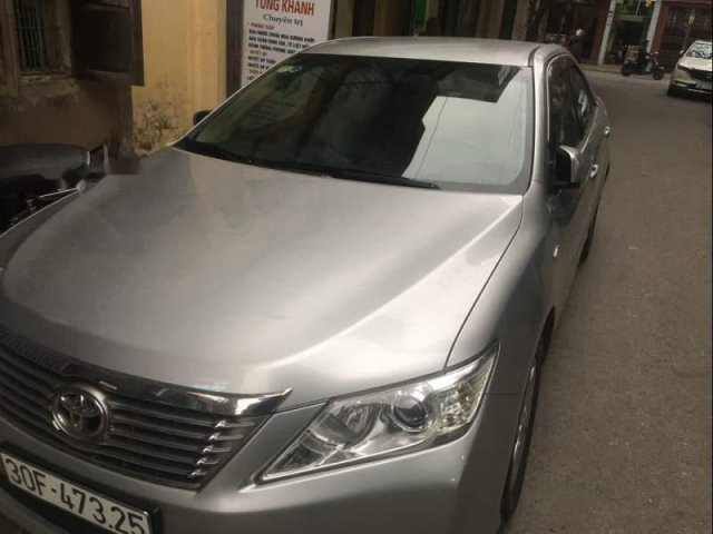 Bán xe Toyota Camry 2.0E năm 2013, màu bạc