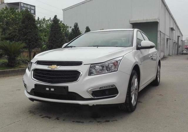 Cần bán xe Chevrolet Cruze LT đời 2018, màu trắng, 525tr