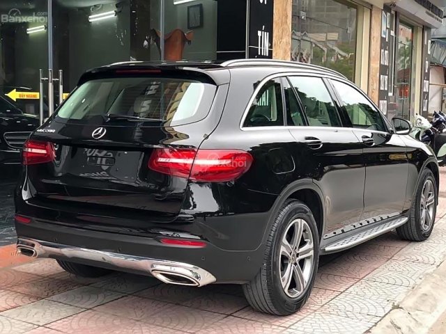 Bán Mercedes GLC 200 đời 2018, màu đen như mới