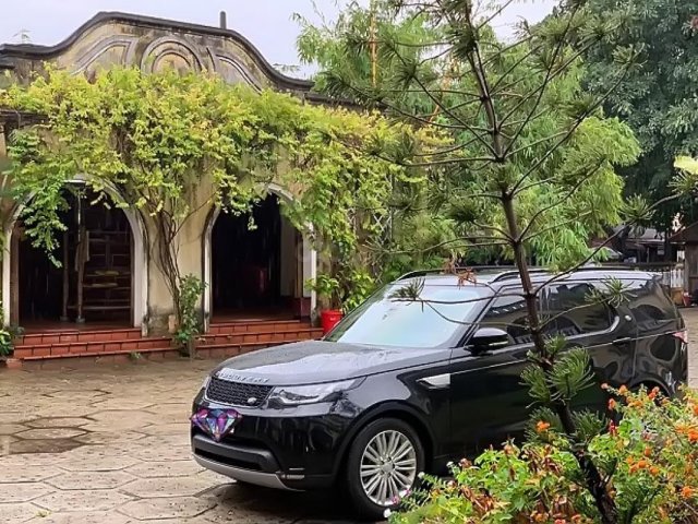 Cần bán xe LandRover Discovery HSE Luxury sản xuất năm 2017, màu đen, nhập khẩu nguyên chiếc mới chạy 18.000km