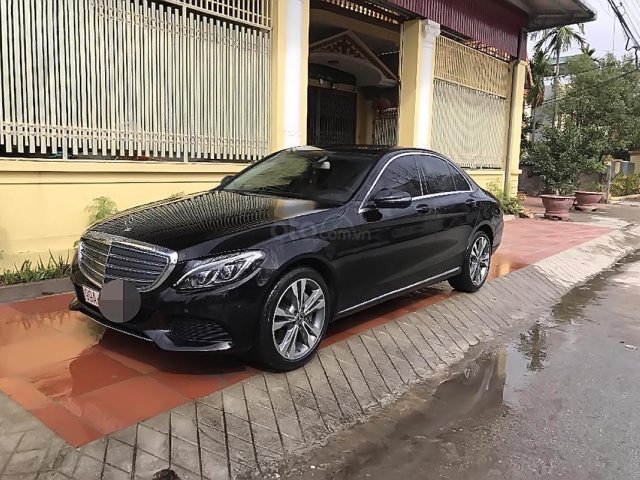 Cần bán gấp xe cũ Mercedes C250 năm sản xuất 2017, màu đen