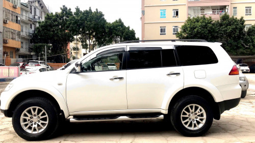 Cần bán Mitsubishi Pajero Sport 2.5 AT sản xuất năm 2011, xe còn mới, xe gia đình