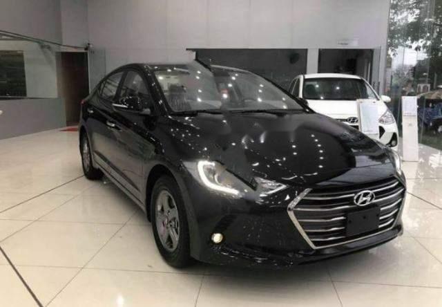 Bán xe Hyundai Elantra 1.6 MT đời 2018, màu đen  