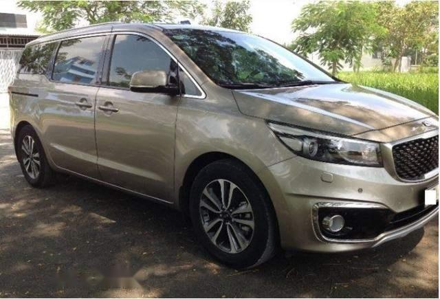 Bán Kia Sedona sản xuất 2017, màu vàng cát