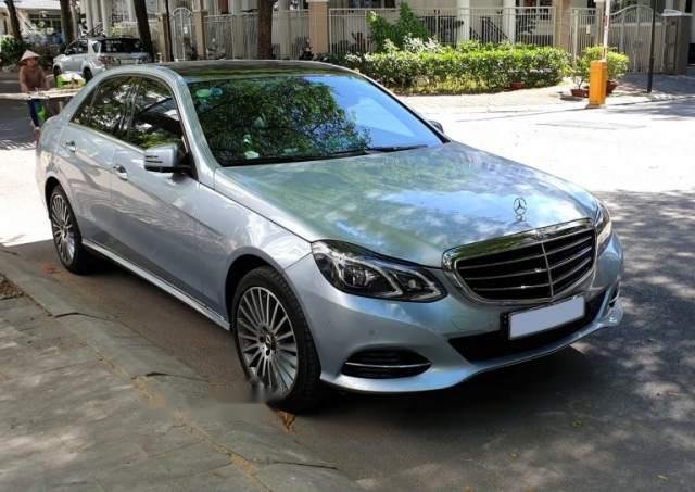 Bán xe Mercedes E200 2014, màu bạc