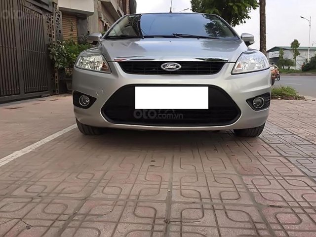 Cần bán gấp Ford Focus 1.8 AT 2011, màu bạc số tự động