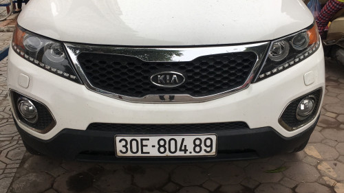 Cần bán gấp Kia Sorento 2.4 AT sản xuất năm 2014, màu trắng 