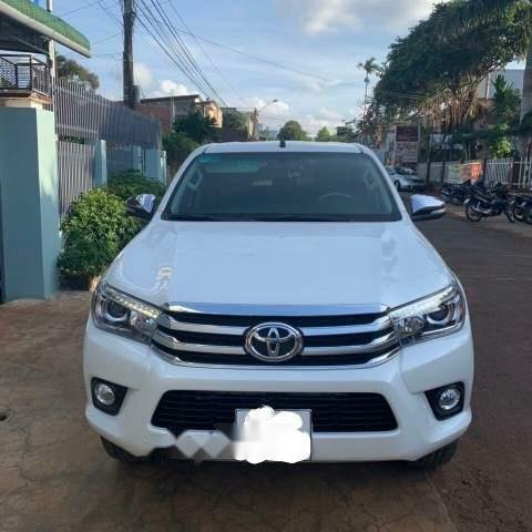 Gia đình bán xe Toyota Hilux sản xuất 2016, màu trắng, xe nhập