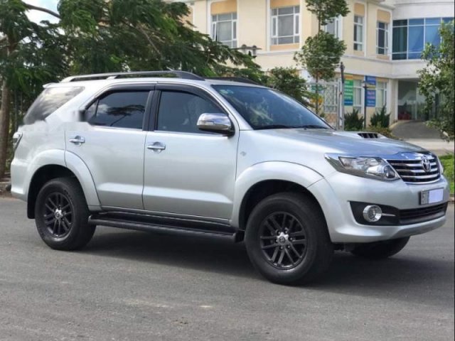 Cần bán Toyota Fortuner 2.5 G 2015, màu bạc còn mới0