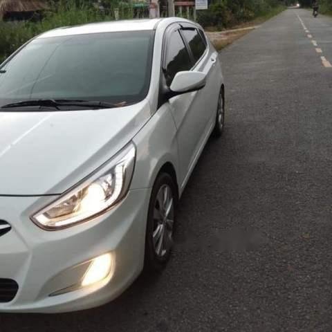 Cần bán Hyundai Accent sản xuất 2015, màu trắng, xe nhập như mới