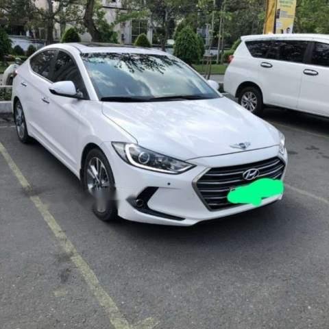 Cần bán xe Hyundai Elantra máy 2.0, số tự động, màu trắng