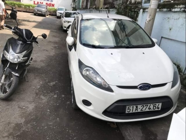 Xe Ford Fiesta đời 2011, màu trắng còn mới