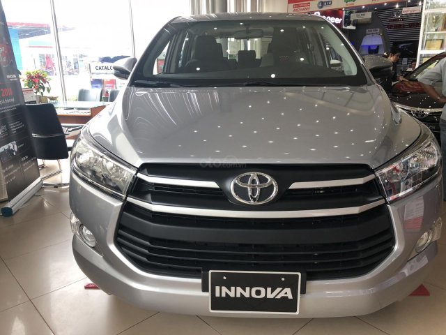 Toyota Hùng Vương bán xe Innova E sản xuất 2019, màu bạc, giá 746 triệu0