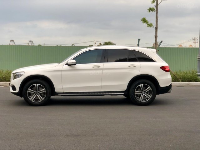 Cần bán Mercedes Glc250 4matic năm sản xuất 2017, màu trắng