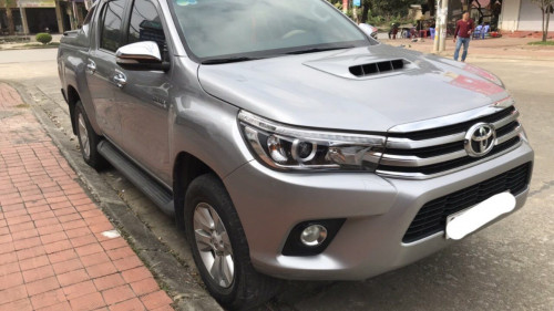 Cần bán Toyota Hilux 3.0 AT 2015, màu bạc0