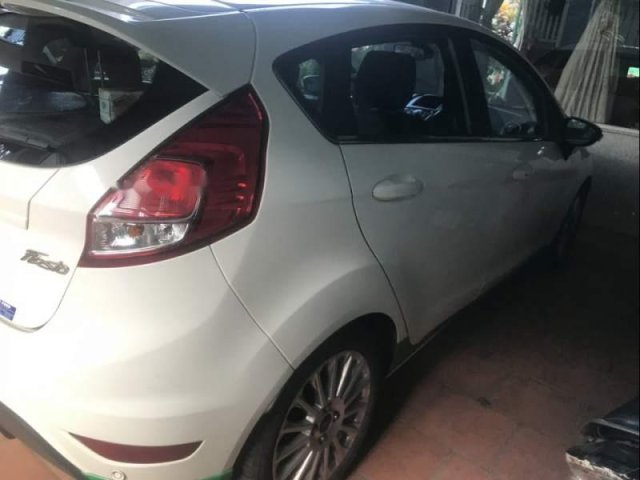 Bán xe Ford Fiesta đời 2016, màu trắng chính chủ, giá chỉ 520 triệu