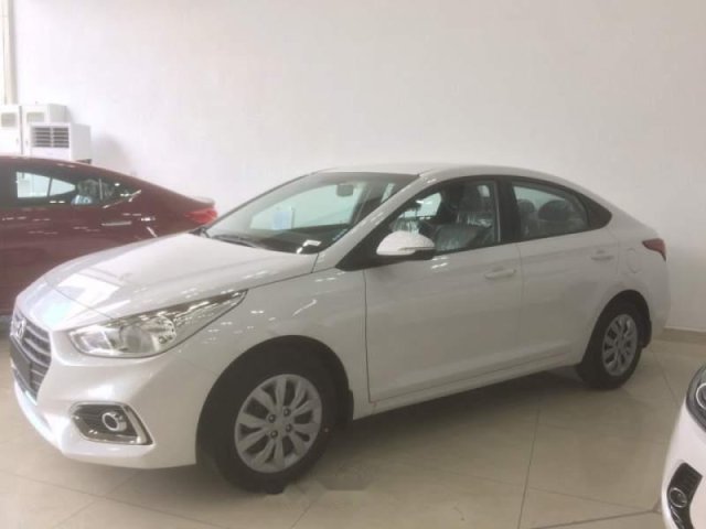 Cần bán Hyundai Accent Base năm 2018, màu trắng, 445 triệu