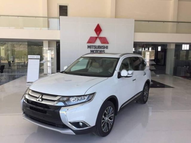 Cần bán xe Mitsubishi Outlander sản xuất 2019, màu trắng, giá tốt