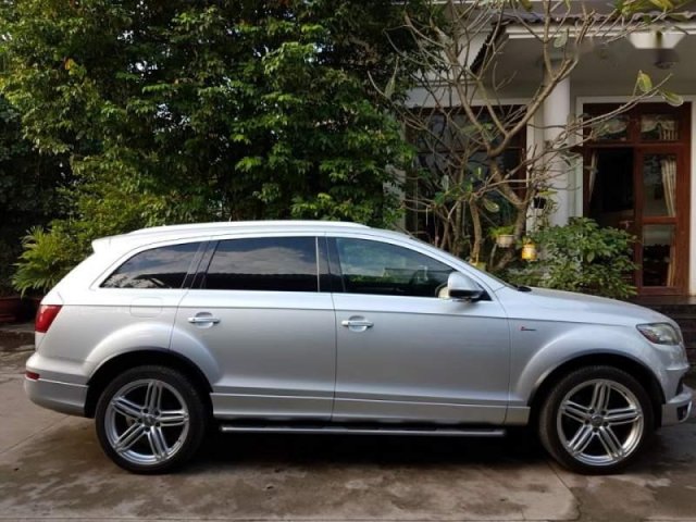 Bán Audi Q7 đời 2011, màu bạc 