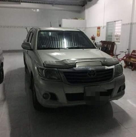 Cần bán Toyota Hilux MT đời 2012, màu bạc, xe nhập, giá 410tr