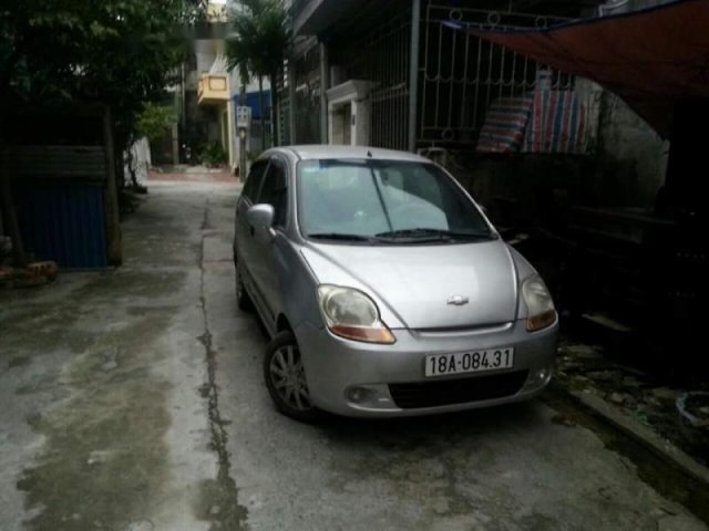 Cần bán xe Chevrolet Spark MT đời 2009, màu bạc xe gia đình đang sử dụng chạy đường dài