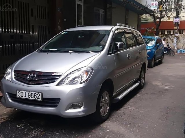 Cần bán lại xe Toyota Innova 2.0V năm sản xuất 2009, màu bạc