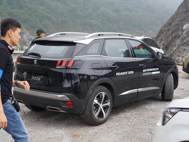 Bán Peugeot 3008 AN đời 2018, màu đen