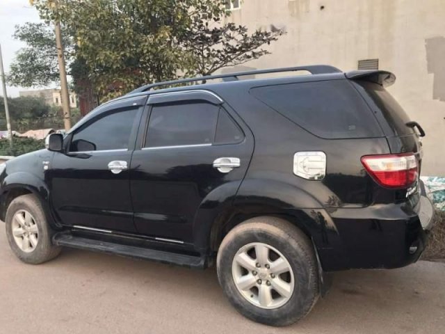 Bán Toyota Fortuner 2011, màu đen số sàn