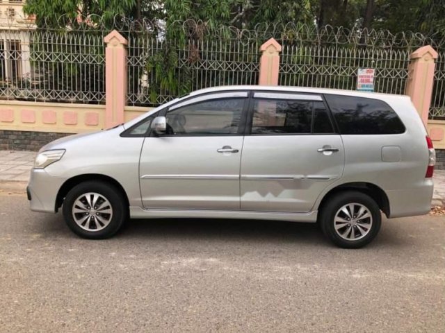 Cần bán xe Toyota Innova E sản xuất 2015, màu bạc xe gia đình, giá chỉ 570 triệu