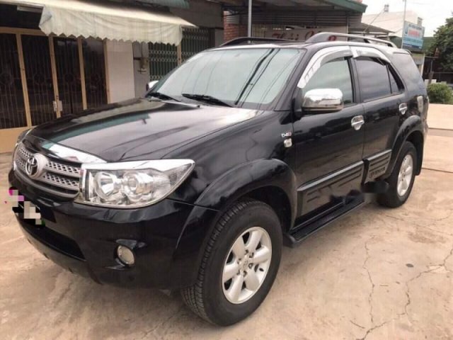 Bán Toyota Fortuner năm sản xuất 2010, màu đen, nhập khẩu nguyên chiếc như mới