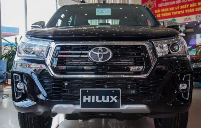 Bán Toyota Hilux đời 2019, màu đen, xe nhập