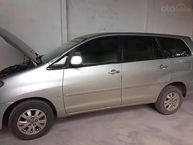 Cần bán xe Toyota Innova V đời 2010, màu bạc