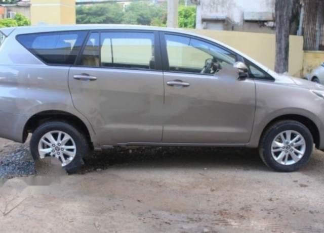 Cần bán gấp Toyota Innova 2.0 G sản xuất 2018, màu bạc, giá tốt