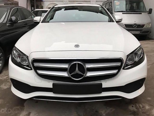 Cần bán xe Mercedes năm sản xuất 2019, màu trắng