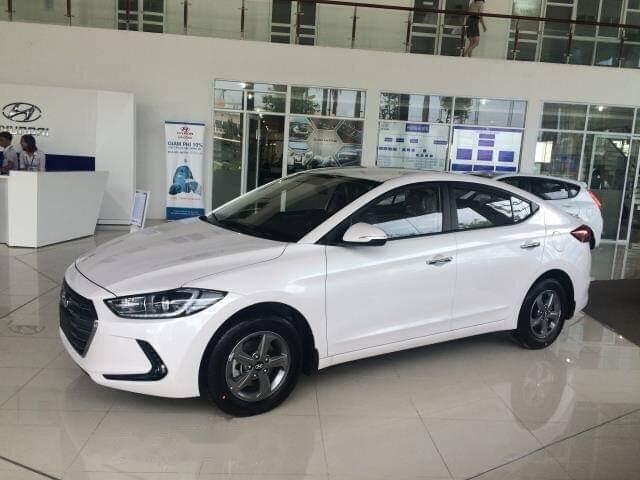 Bán ô tô Hyundai Elantra sản xuất năm 2018, màu trắng, giá tốt0