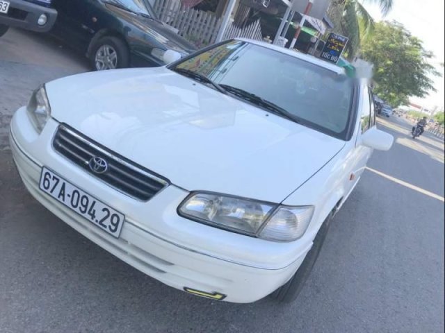 Cần bán Toyota Camry đời 2000, màu trắng