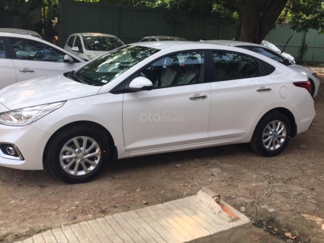 Hyundai Accent màu trắng số sàn xe giao ngay, hỗ trợ vay 85%, lãi suất ưu đãi. LH: 0903175312