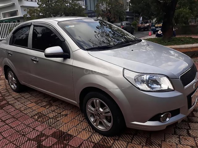 Chính chủ bán Chevrolet Aveo đời 2015, màu bạc0