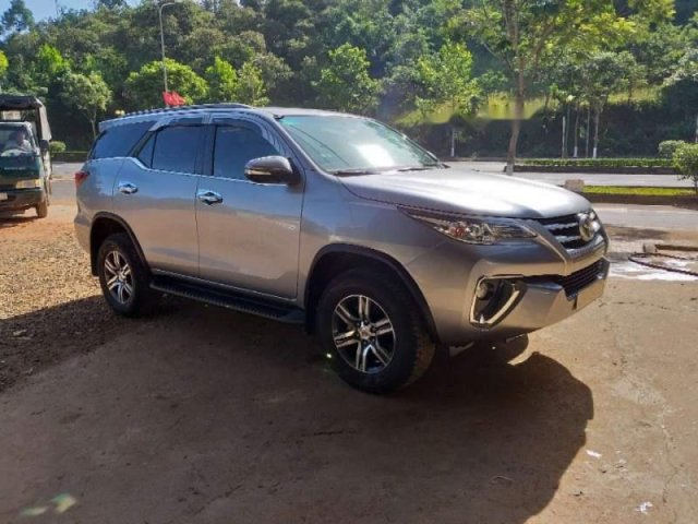 Bán Toyota Fortuner đời 2017, màu bạc xe gia đình, giá 980tr