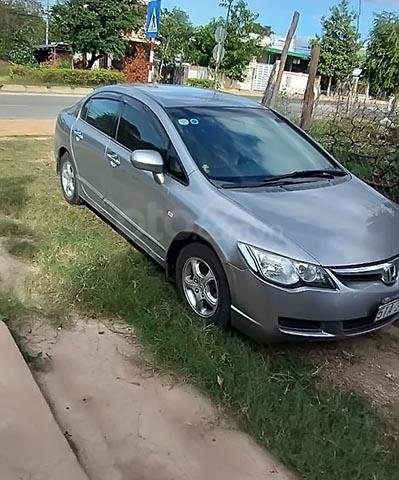 Cần bán gấp Honda Civic 1.8 AT đời 2007, màu bạc, mọi thứ còn nguyên rin0