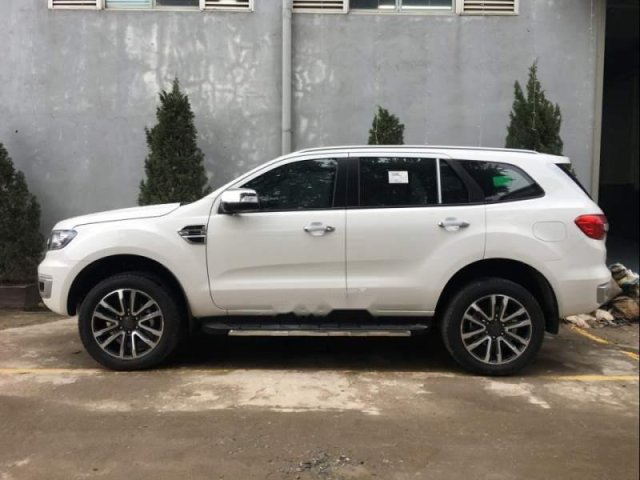 Bán Ford Everest Titanium 4x2 đời 2018, màu trắng, nhập khẩu nguyên chiếc