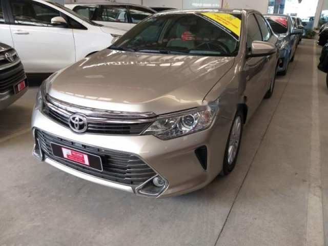 Cần bán Toyota Camry 2.0E sản xuất năm 2016, màu vàng số tự động, giá chỉ 950 triệu