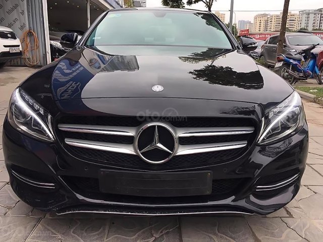 Cần bán gấp Mercedes C200 sản xuất 2015, màu đen