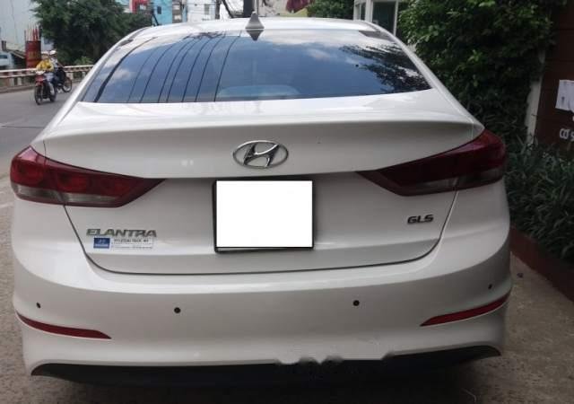 Cần bán gấp Hyundai Elantra 2.0 AT đời 2017, màu trắng  