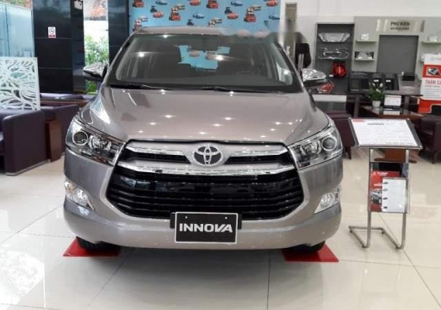 Cần bán xe Toyota Innova 2.0V đời 2019, màu ghi vàng 