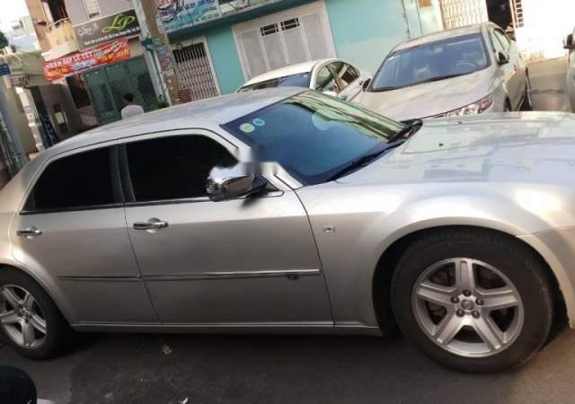 Cần bán xe Chrysler 300C năm sản xuất 2010, màu bạc, nhập khẩu giá cạnh tranh